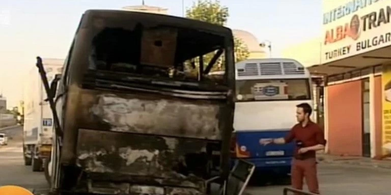 Πλατεία Καραϊσκάκη: Κάηκε ολοσχερώς πούλμαν αλβανικού πρακτορείου ταξιδιών
